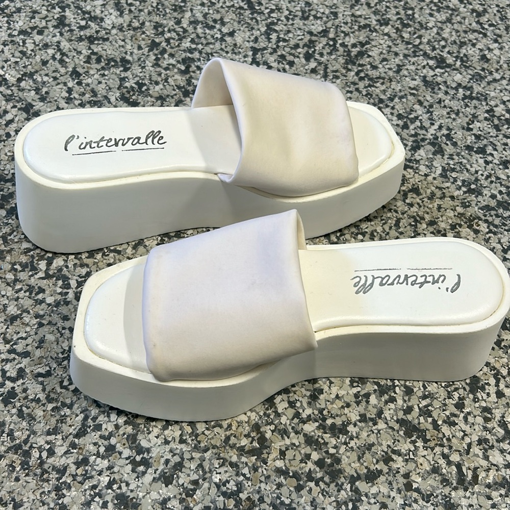 Almost new! 39 withe sandals